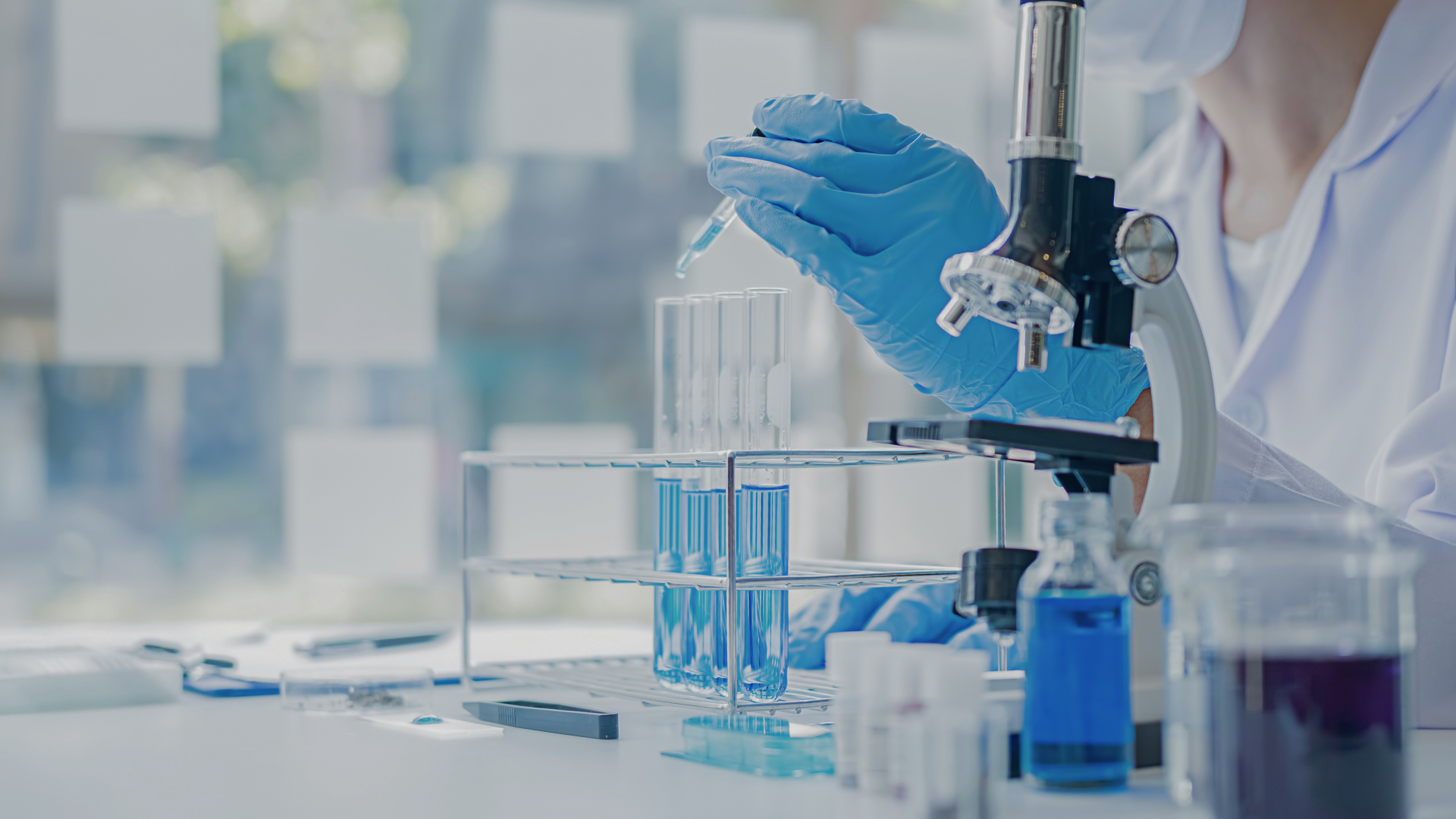 Jednostavna rješenja za vašu sigurnost na radu, uz stručan tim i moderne tehnologije.